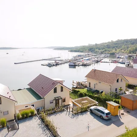Seehaus Arielle Mit Wassergrundstueck